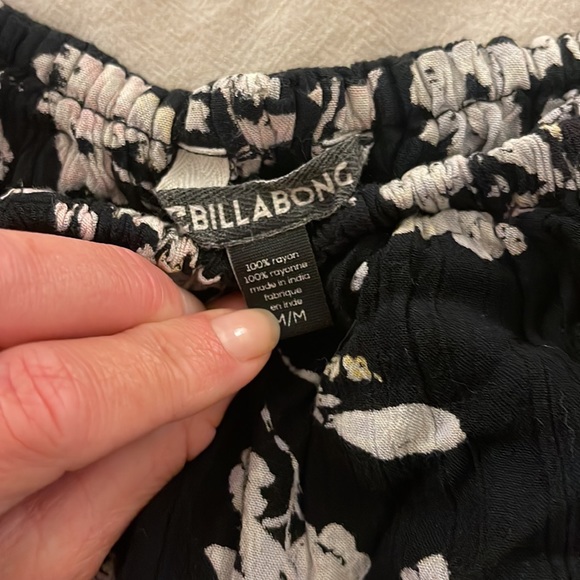 Billabong flowy off the shoulder ruffled crop top - Picture 3 of 3